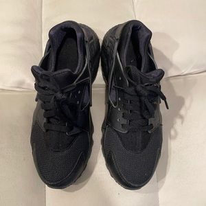 Nike shoes / 5 Y / worn once in house
